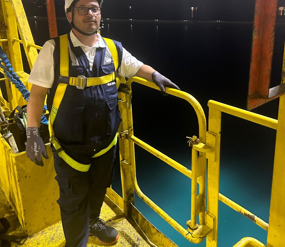 Intervenant City Doctor équipé d'un harnais sur une installation portuaire
