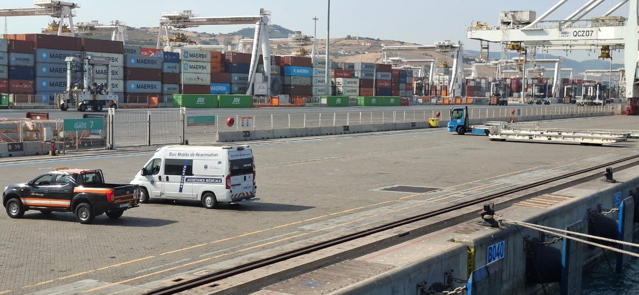 Bloc mobile de réanimation City Doctor stationné sur un quai portuaire